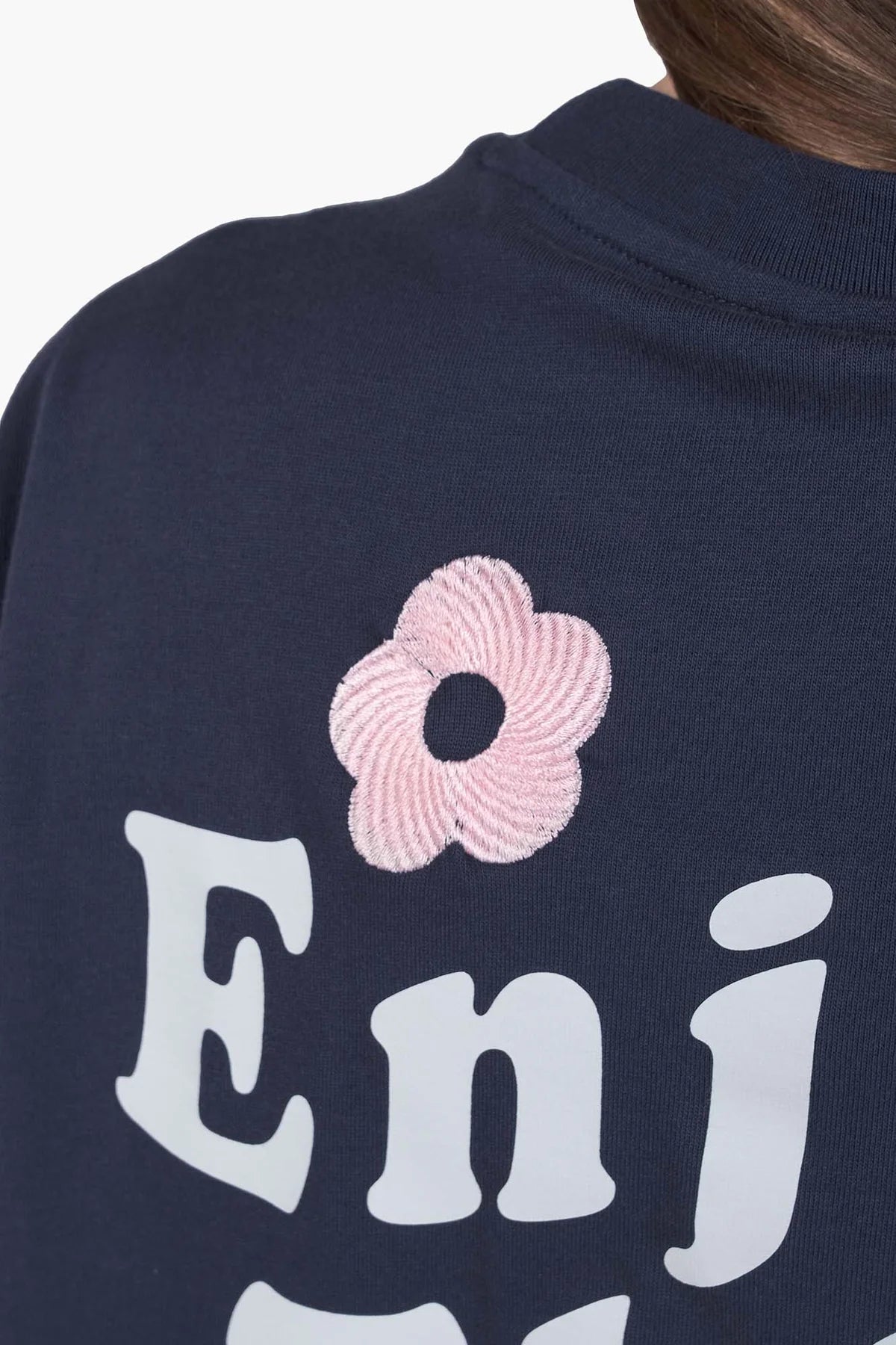 Detailaufnahme der floralen Stickerei auf dem Kleinigkeit Enjoy the Flowers Shört Dark Blue – hochwertiger Print mit liebevoller Verzierung auf der Rückseite.