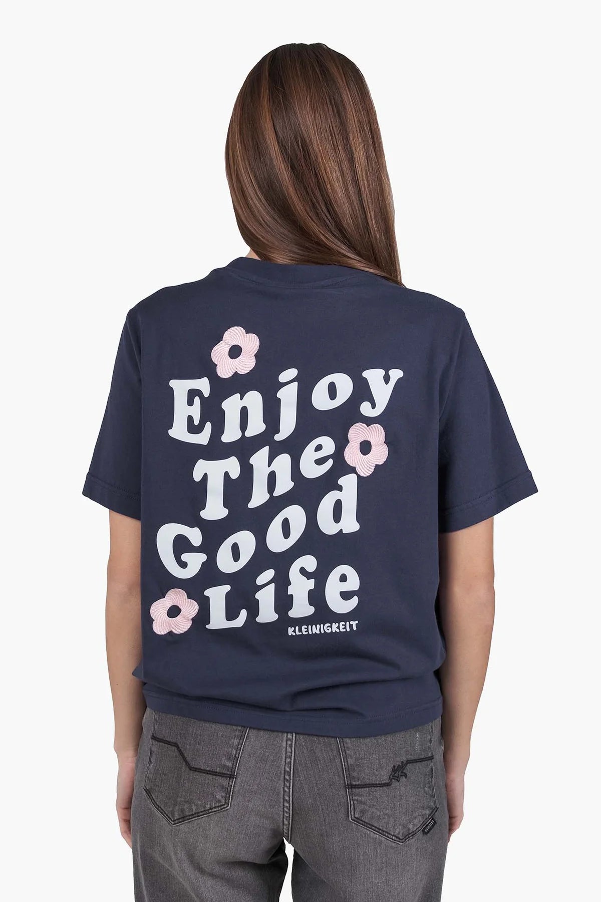 Rückenansicht des Kleinigkeit Enjoy the Flowers Shört Dark Blue mit großem „Enjoy the Good Life“ Print und floralen Stickereien – stylisches Statement-Shirt.