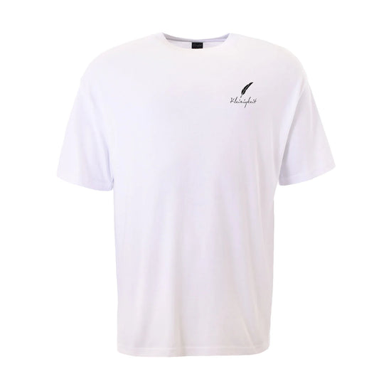 Weißes T-Shirt Kleinigkeit Greatcut Shört Klässik mit dezentem Feder-Logo-Print auf der Brust.