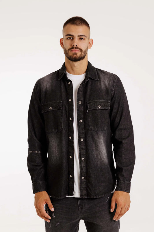 Frontansicht des Kleinigkeit Jürgen Jeansmann Overshirts in Grau. Dezente Waschungen, Brusttaschen und bequemer Schnitt für jeden Anlass.