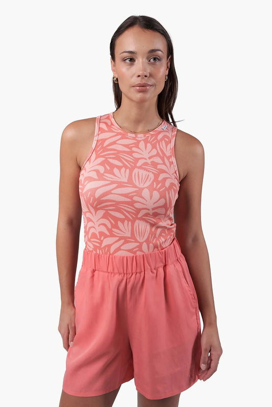 Model trägt das Kleinigkeit Julia Toperts Vacay Peach Tanktop mit floralem Allover-Print und körperbetontem Schnitt – ideal für warme Sommertage.