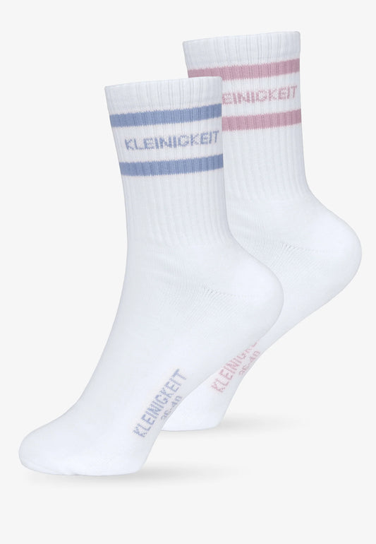 Kleinigkeit Klein Aber Fein Söcksi - Breeze Blue Taupe im Doppelpack, weiße Tennissocken mit blauem und taupefarbenem Streifenbündchen und eingewebtem Kleinigkeit Schriftzug im sportlich-cleanen Design.