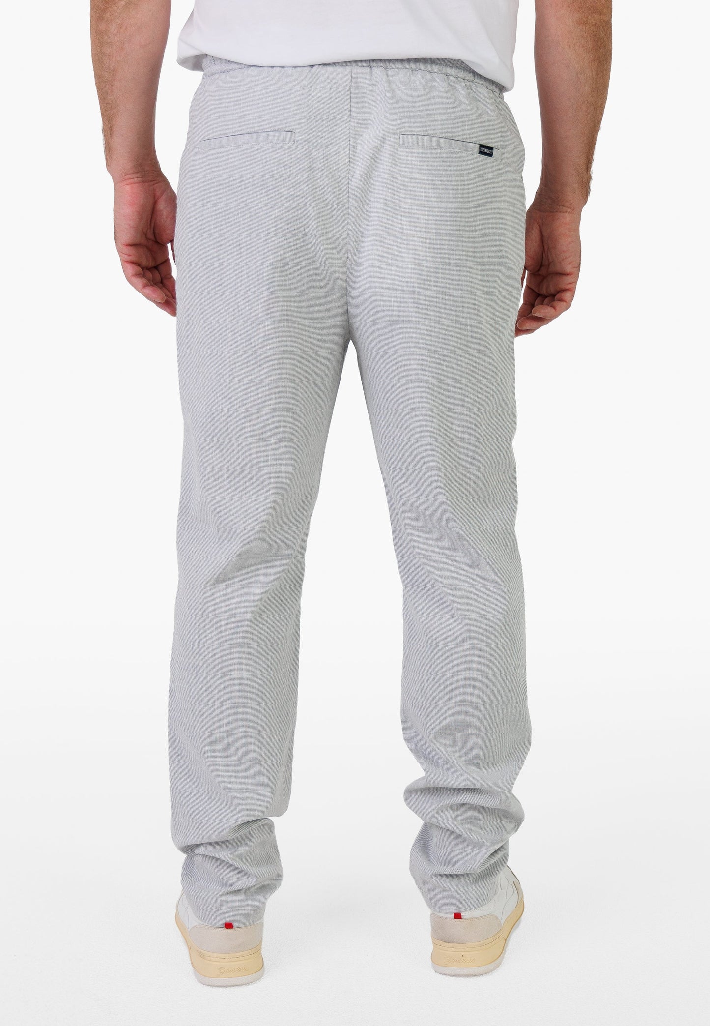 Kleinigkeit Lein Gosling Pants - Salt Grey in Rückansicht, gerade geschnittene Leinenhose mit elastischem Bund und Gesäßtaschen in Salt Grey.