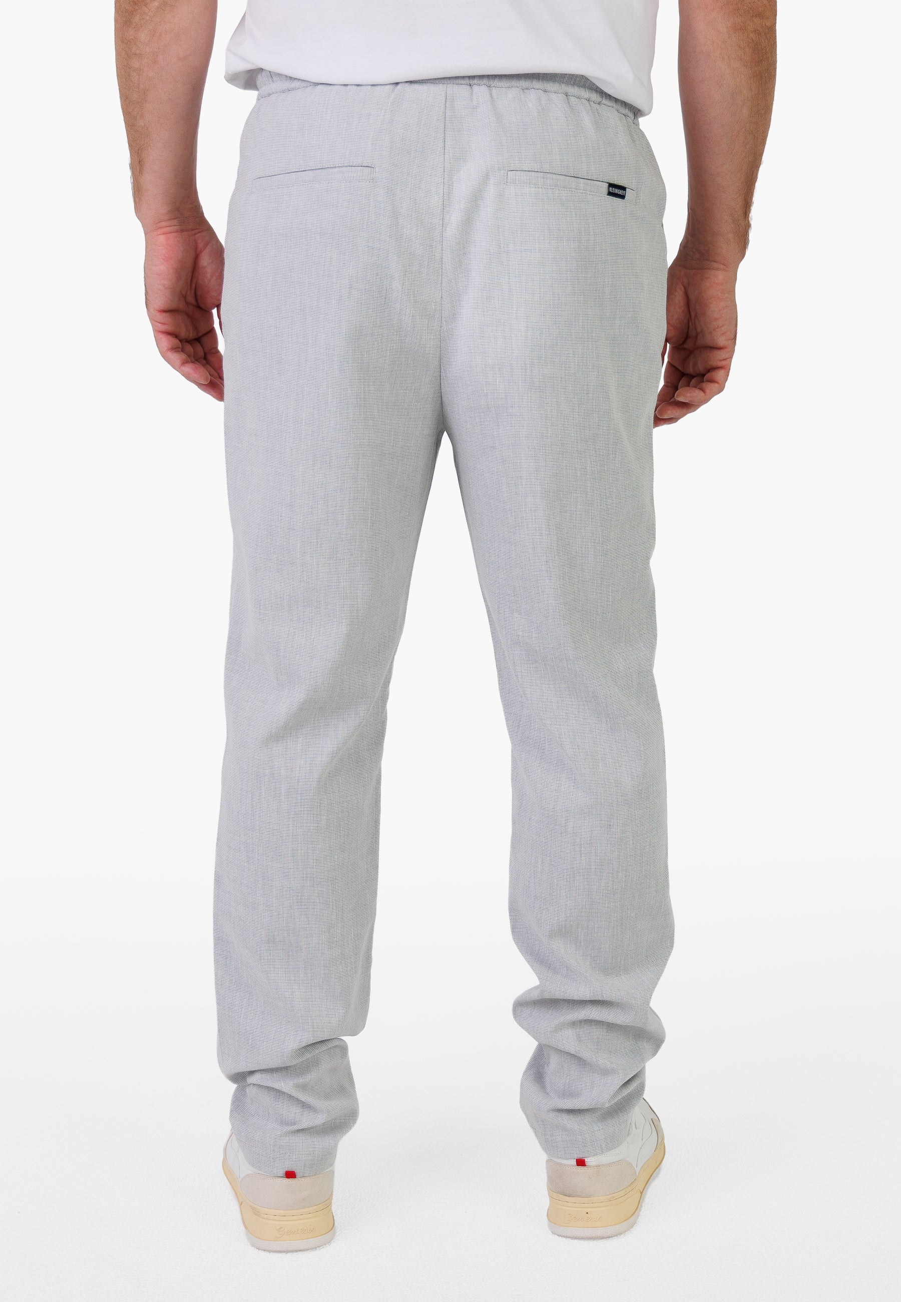 Kleinigkeit Lein Gosling Pants - Salt Grey in Rückansicht, gerade geschnittene Leinenhose mit elastischem Bund und Gesäßtaschen in Salt Grey.