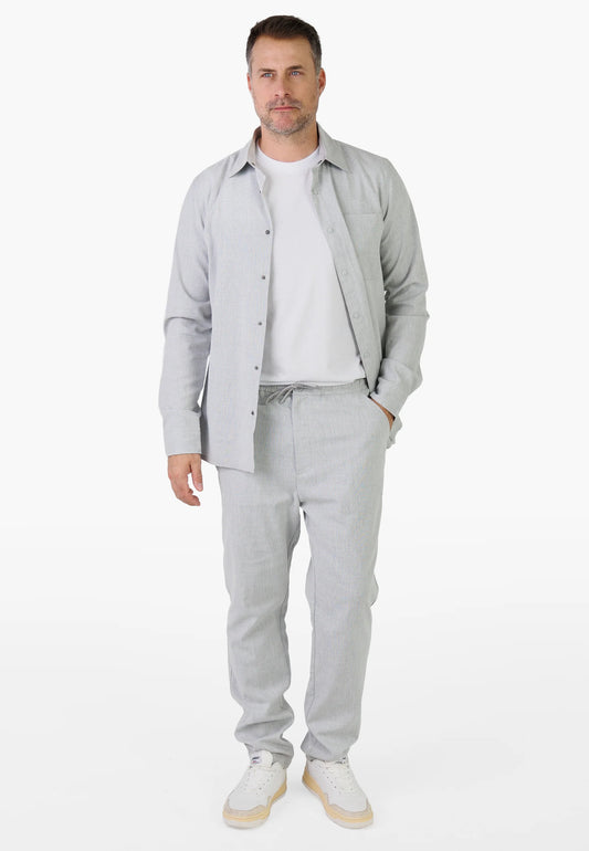 Kleinigkeit Lein Gosling Pants - Salt Grey im Komplettlook kombiniert mit passendem Hemd, lässige Leinenhose mit Kordelzug für einen sommerlichen Herren-Style.