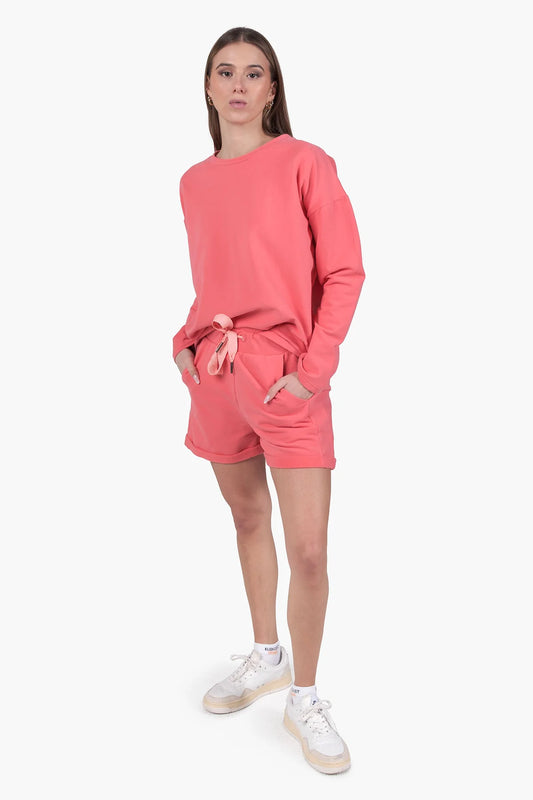 Model trägt die Kleinigkeit Organnah Montana Shortpant Peach in Komplettansicht mit passendem Sweatshirt – perfekter Look für entspannte Tage