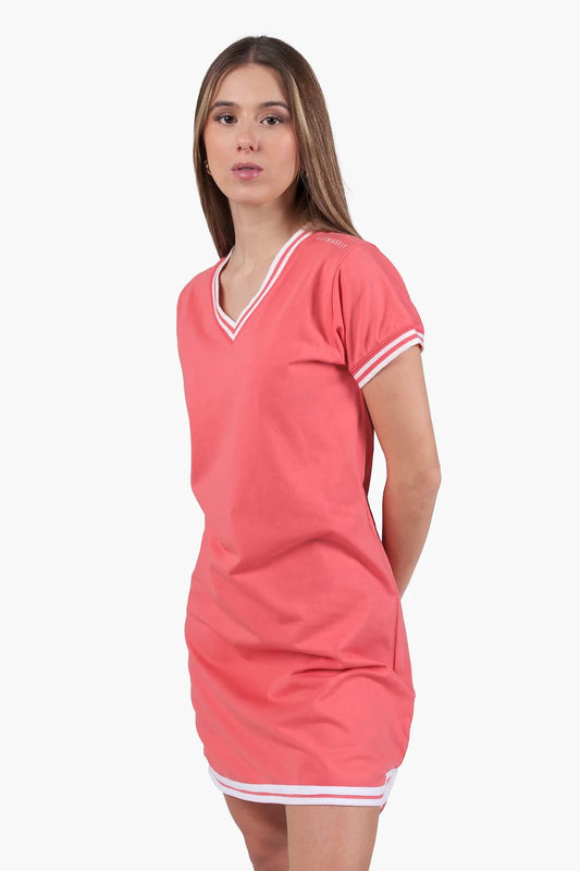 Modisches Sommerkleid Kleinigkeit Skörti V-Neck Peach – lässiger Look mit V-Ausschnitt, Poloärmeln und weißen Kontraststreifen, ideal für warme Tage und entspannte Outfits.