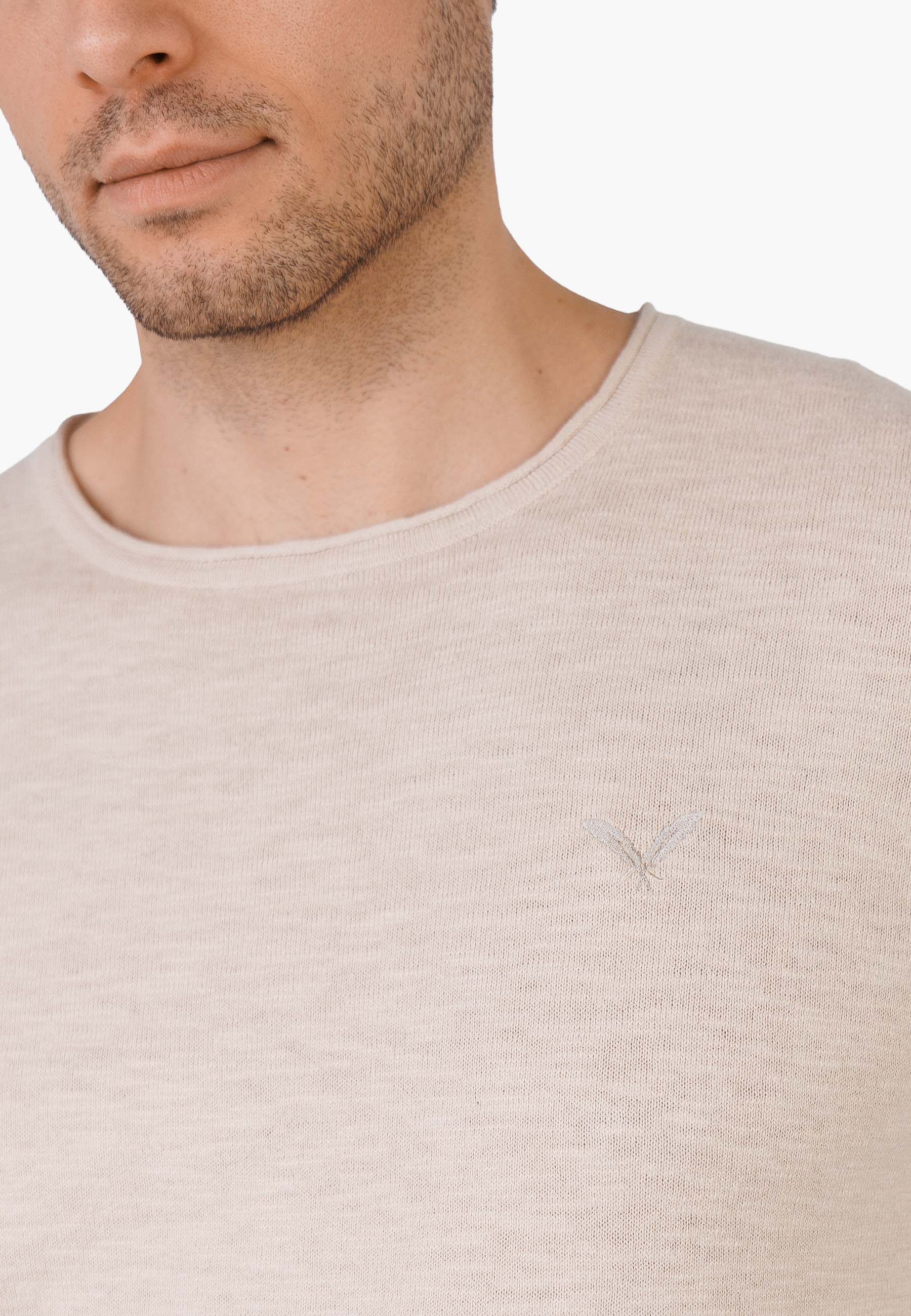 Kleinigkeit Strick 17 - Frappe Detailaufnahme der Ton in Ton gestickten Feder auf der Brust, feine Strickstruktur in Frappe Optik