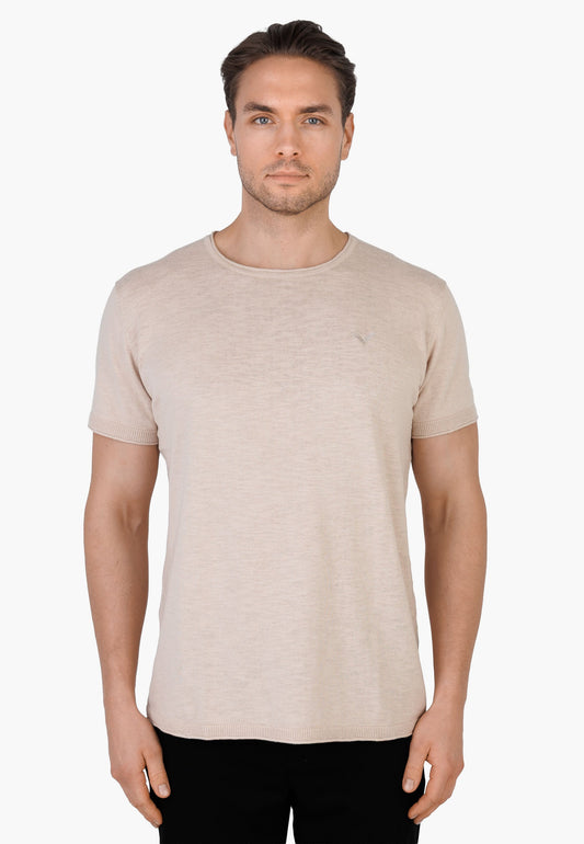Kleinigkeit Strick 17 - Frappe in der Frontansicht, leichtes Herren Strick T-Shirt in Frappe mit geradem Schnitt und dezenter Feder-Stickerei auf der Brust
