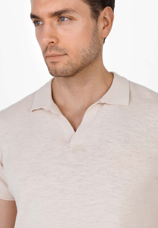 Kleinigkeit Strick 17 Polo - Frappe Detailaufnahme des offenen Polokragen und der feinen Strickstruktur mit dezenter Feder-Stickerei auf der Brust