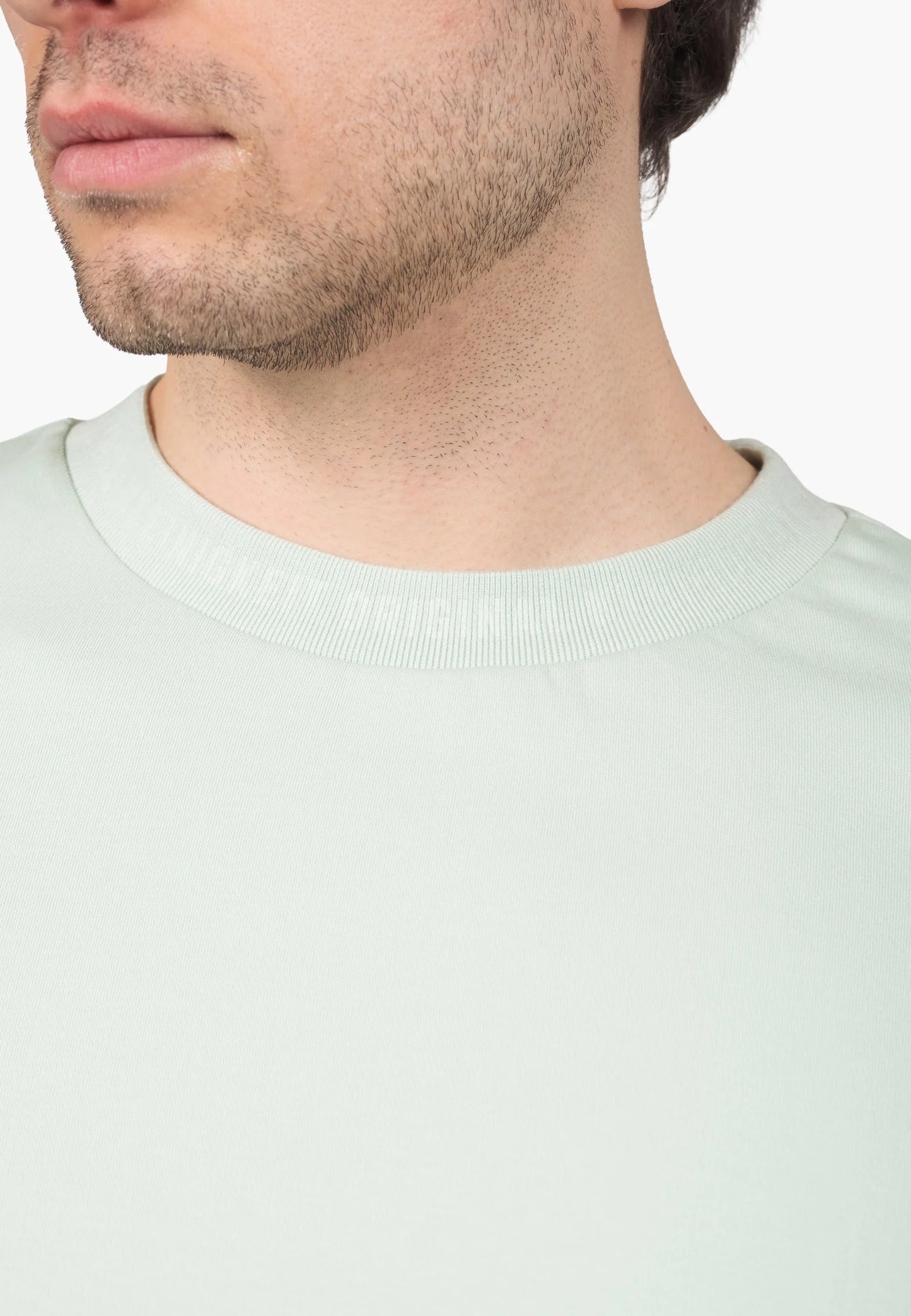 Kleinigkeit Unterragendes Shört - Matcha Green Detailaufnahme vom Rundhalsausschnitt mit feiner Verarbeitung und weichem Stoff