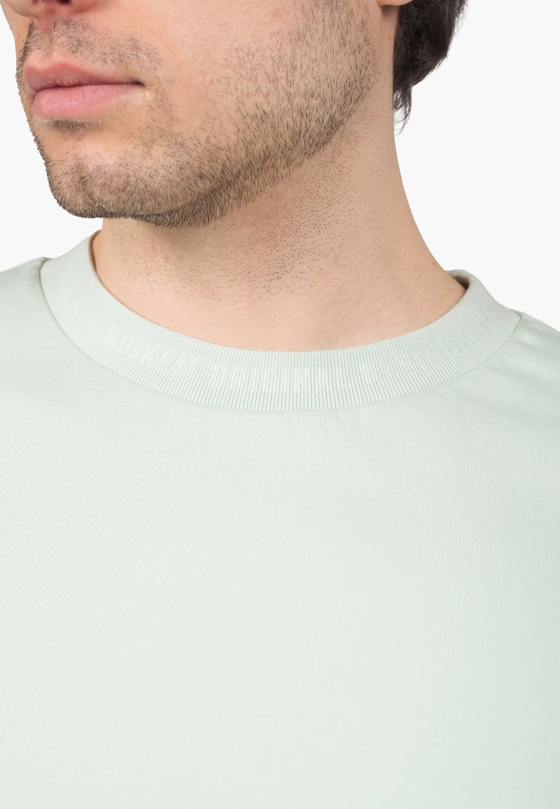 Kleinigkeit Unterragendes Shört - Matcha Green Detailaufnahme vom Rundhalsausschnitt mit feiner Verarbeitung und weichem Stoff