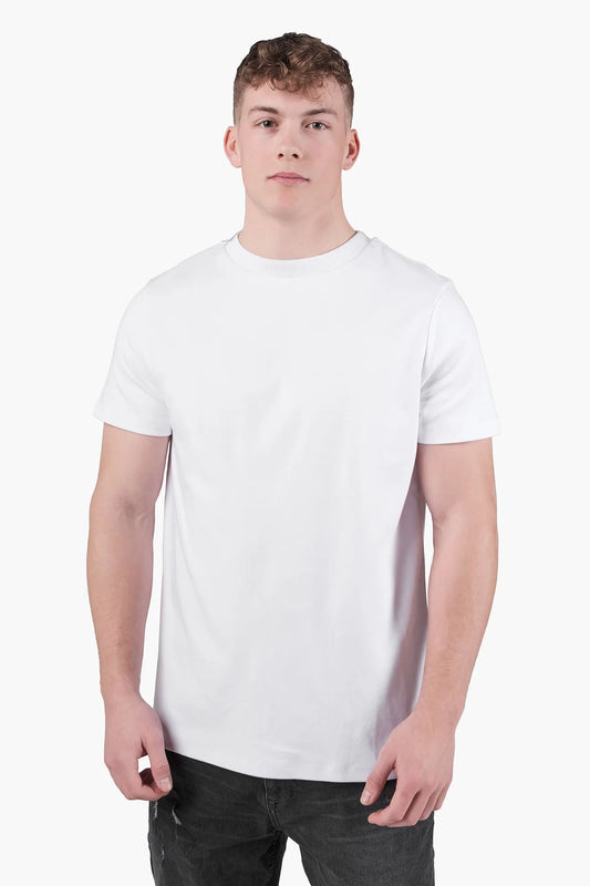 Kleinigkeit Unterragendes Shört - White in der Frontansicht: weißes Herren T-Shirt mit geradem Schnitt, klassischem Rundhalsausschnitt und minimalistischer, cleaner Optik.