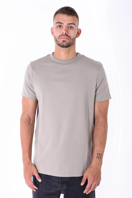 Herren-T-Shirt in Oliv von Kleinigkeit, mit geripptem Rundhalsausschnitt und eingeprägtem Schriftzug. Hochwertige Verarbeitung für einen modernen Look.