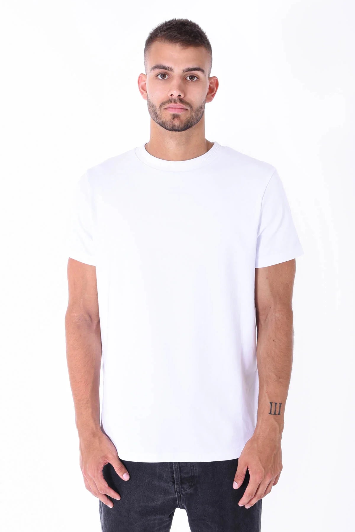 Herren-T-Shirt in Weiß von Kleinigkeit, mit geripptem Rundhalsausschnitt und eingeprägtem Schriftzug. Hochwertiges Basic-Shirt für einen stilvollen Look.