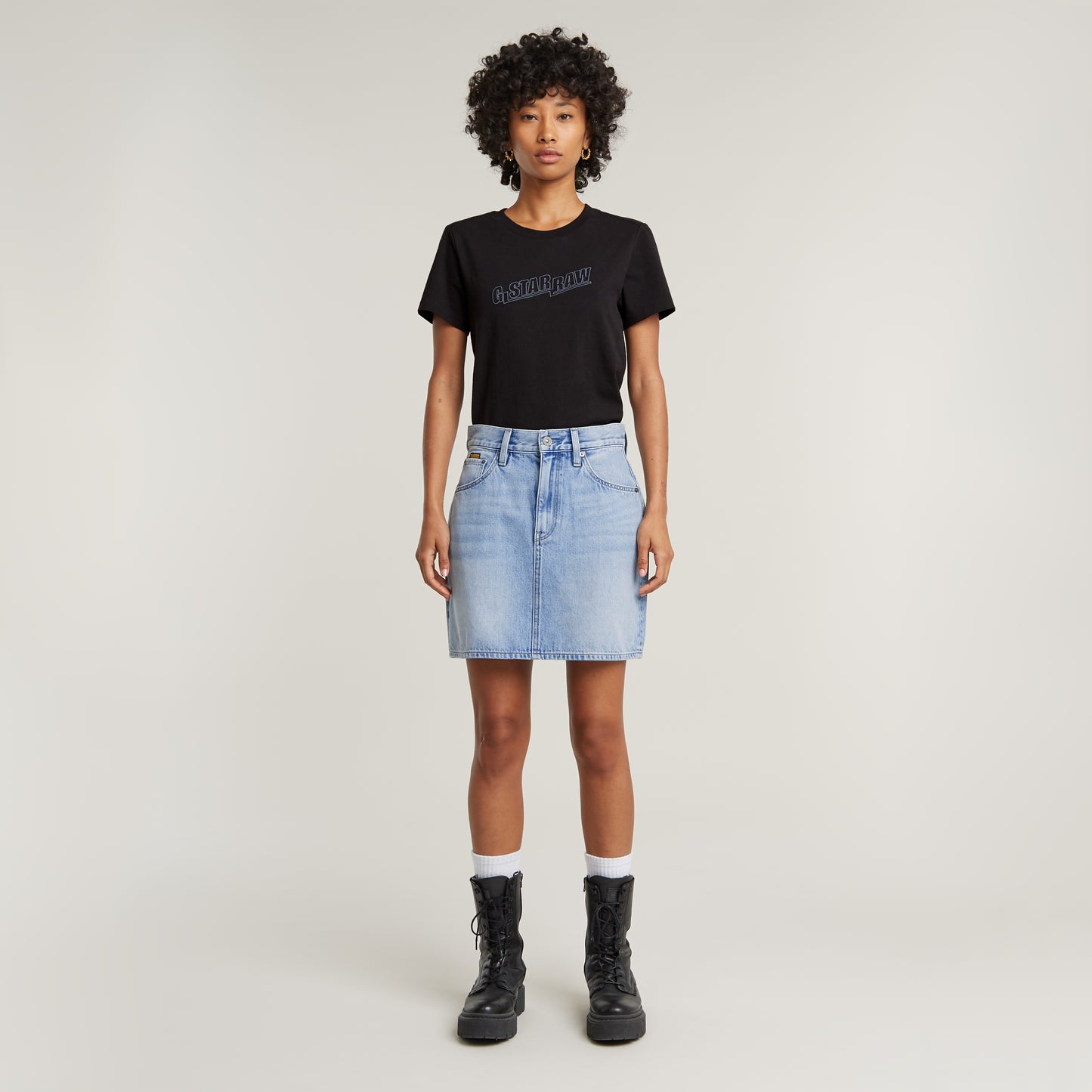 G-Star Viktoria Short Skirt Sun Faded Blue Cape kombiniert mit schwarzem T-Shirt und schwarzen Boots – Komplettlook