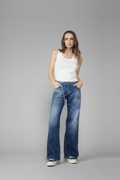 Komplettansicht der Le Temps des Cerises Leal Lauryn - Mid Waist Wide Leg Jeans in Jab Blue N3, getragen von einem Model, mit lockerer Silhouette und modischem Look.