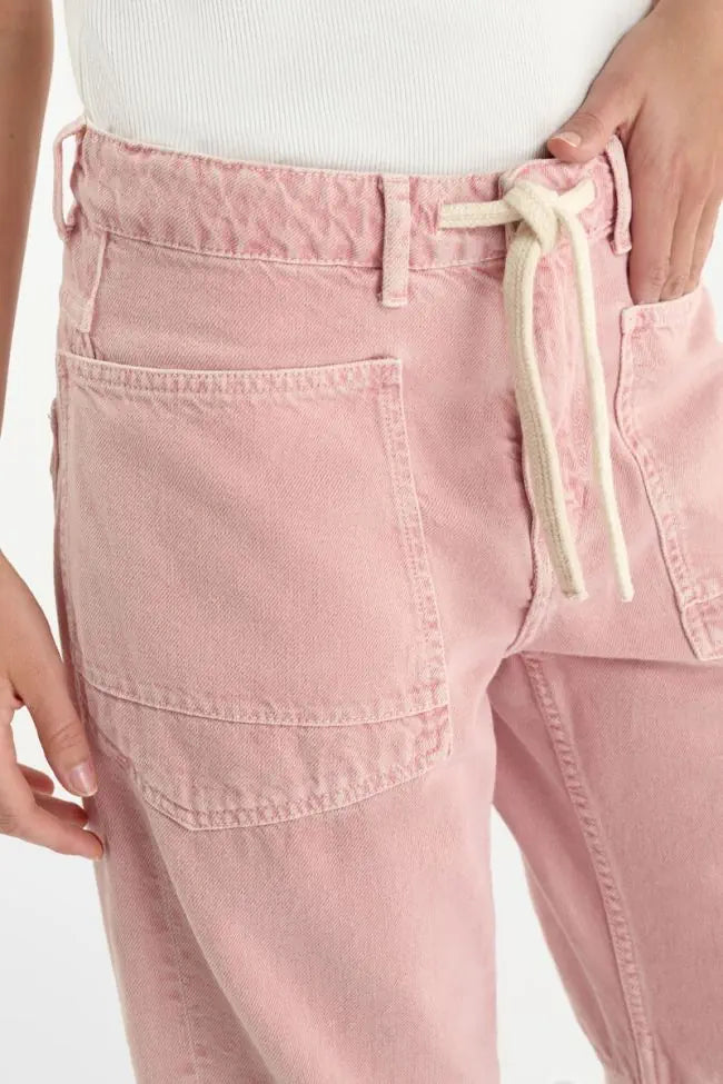 Detailaufnahme der Les Temps Des Cerises Madie - High Waist Barrel - Cameo mit großen aufgesetzten Taschen und Tunnelzug am Bund