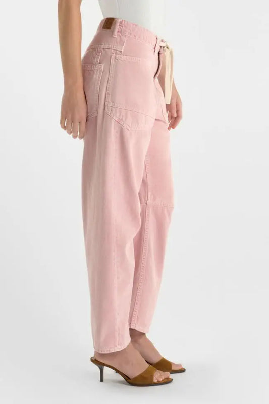 Les Temps Des Cerises Madie - High Waist Barrel - Cameo in Cameo Rosa, Barrel Jeans mit hoher Taille und lockerer Beinführung in der Seitenansicht