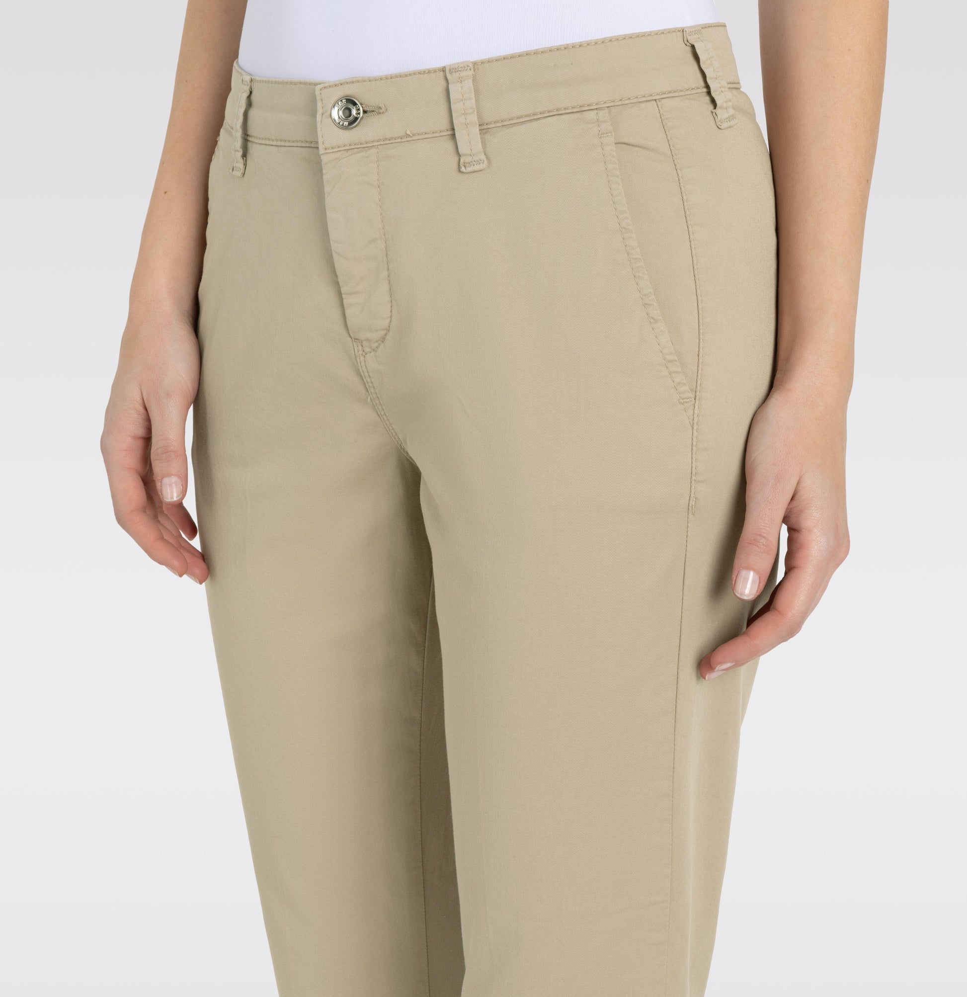 Detailaufnahme des Hosenbunds der Mac Chino Turn Up Slim Golden Terra mit Knopf- und Reißverschluss sowie Gürtelschlaufen für individuellen Stil.