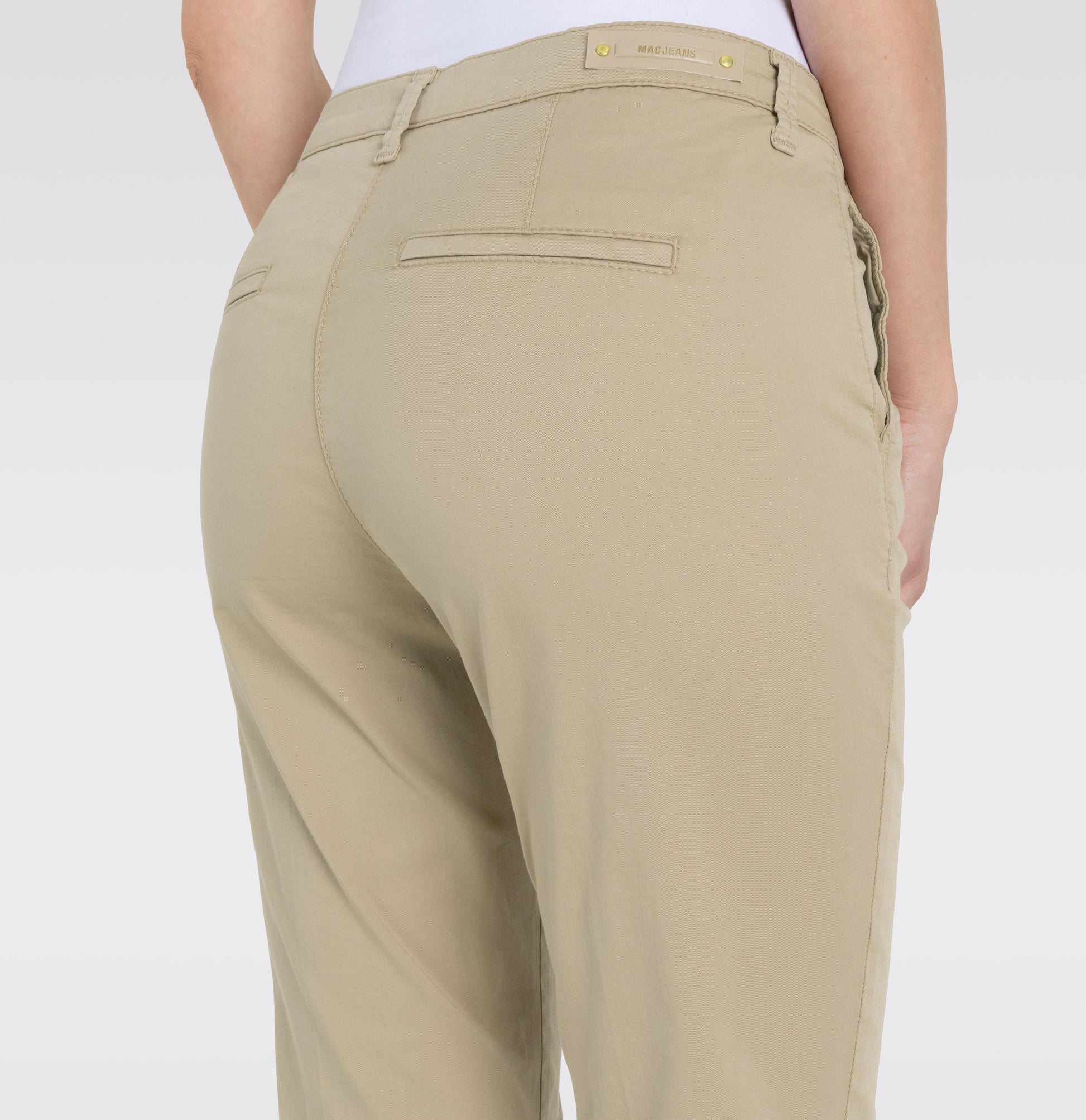 Nahaufnahme der Rückseite der Mac Chino Turn Up Slim Golden Terra mit edler Paspeltasche und hochwertigem Mac Jeans-Logo.