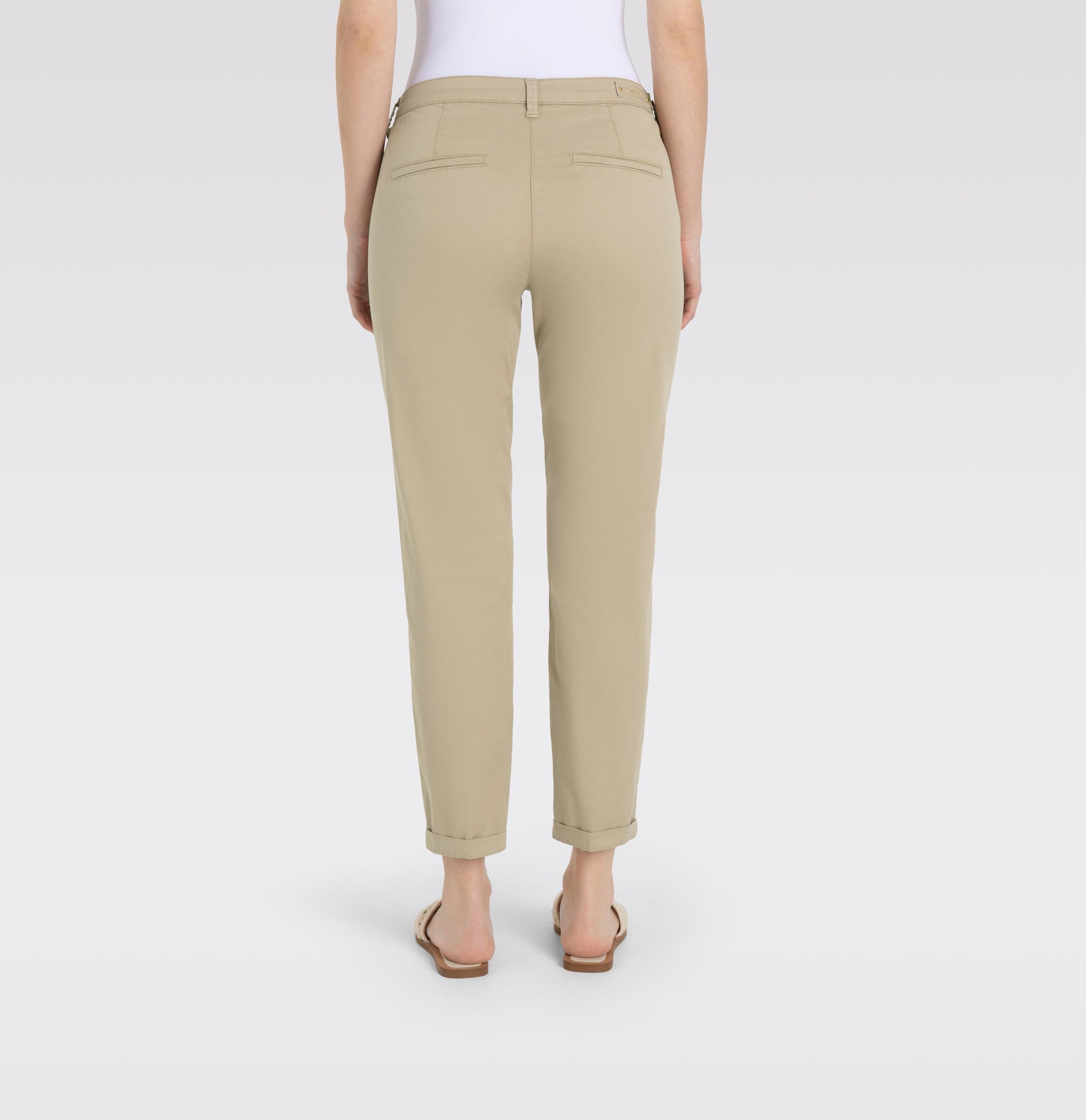 Rückansicht der Mac Chino Turn Up Slim Golden Terra. Klassische Paspeltaschen und hochwertige Baumwollqualität sorgen für einen stilvollen Look.