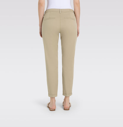 Rückansicht der Mac Chino Turn Up Slim Golden Terra. Klassische Paspeltaschen und hochwertige Baumwollqualität sorgen für einen stilvollen Look.