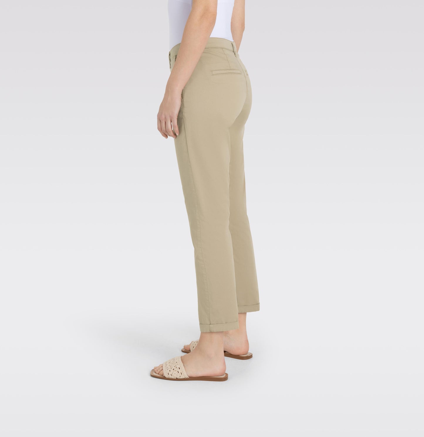 Seitenprofil der Mac Chino Turn Up Slim Golden Terra mit schmal zulaufendem Bein und Stretch-Anteil für optimalen Tragekomfort.