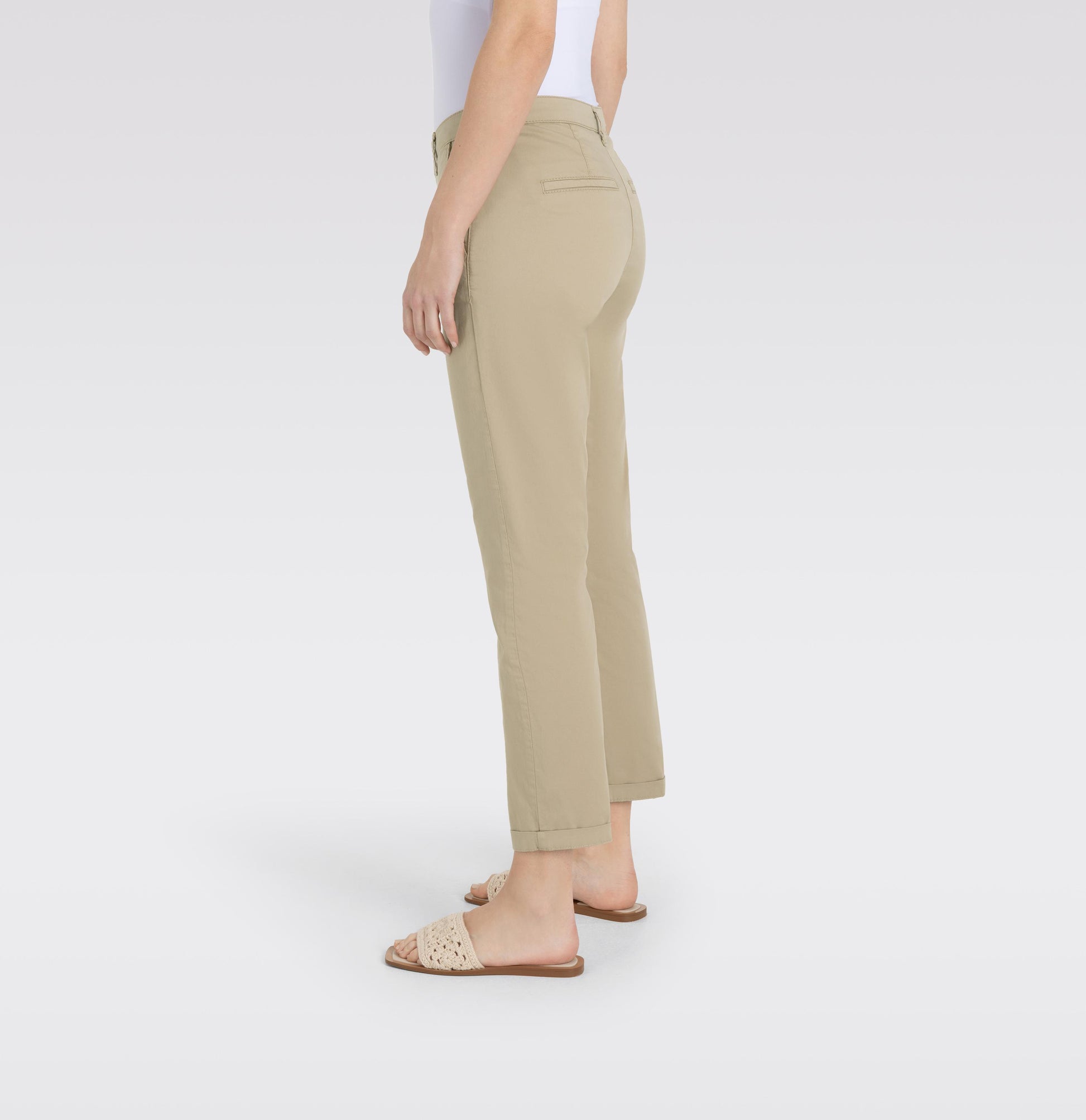 Seitenprofil der Mac Chino Turn Up Slim Golden Terra mit schmal zulaufendem Bein und Stretch-Anteil für optimalen Tragekomfort.