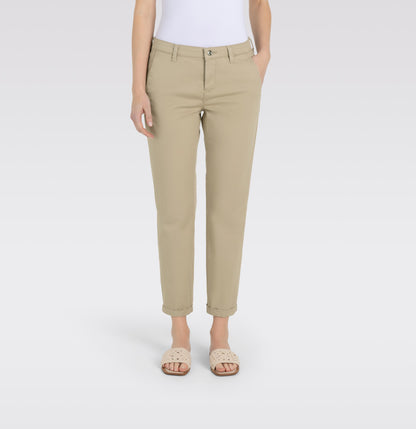 Elegante Mac Chino Turn Up Slim in der Farbe Golden Terra. Die Hose überzeugt mit schmalem Schnitt, seitlichen Eingrifftaschen und umgeschlagenem Saum.