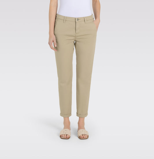 Elegante Mac Chino Turn Up Slim in der Farbe Golden Terra. Die Hose überzeugt mit schmalem Schnitt, seitlichen Eingrifftaschen und umgeschlagenem Saum.