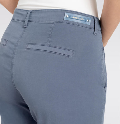 Hochwertige Verarbeitung der Mac Chino Turn Up Slim Grisaille mit Mac Jeans Logo-Applikation. Bequemer und stilvoller Look mit hochwertiger Baumwollqualität.