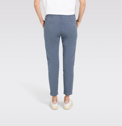 Rückansicht der Mac Chino Turn Up Slim Grisaille mit Paspeltaschen und figurbetonter Passform. Perfekt für elegante und lässige Outfits.