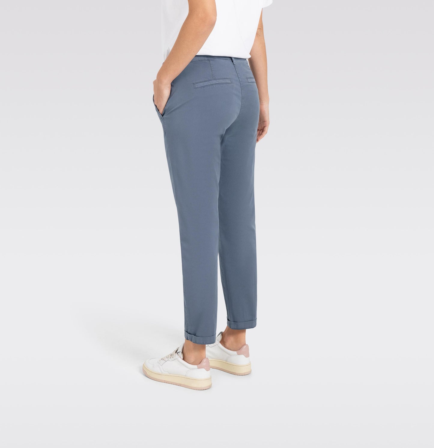 Seitenansicht der Mac Chino Turn Up Slim Grisaille, die die schlanke Passform und das authentische Stretch-Gabardine-Material betont. Optimal für Business und Freizeit.