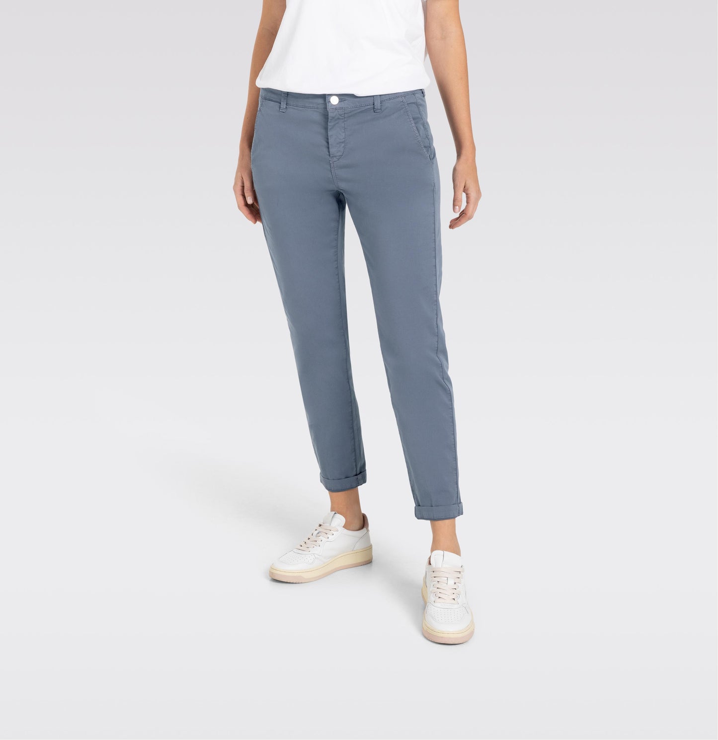 Die Mac Chino Turn Up Slim Grisaille kombiniert mit weißen Sneakern für einen lässigen und modernen Look. Ideal für vielseitige Stylings.