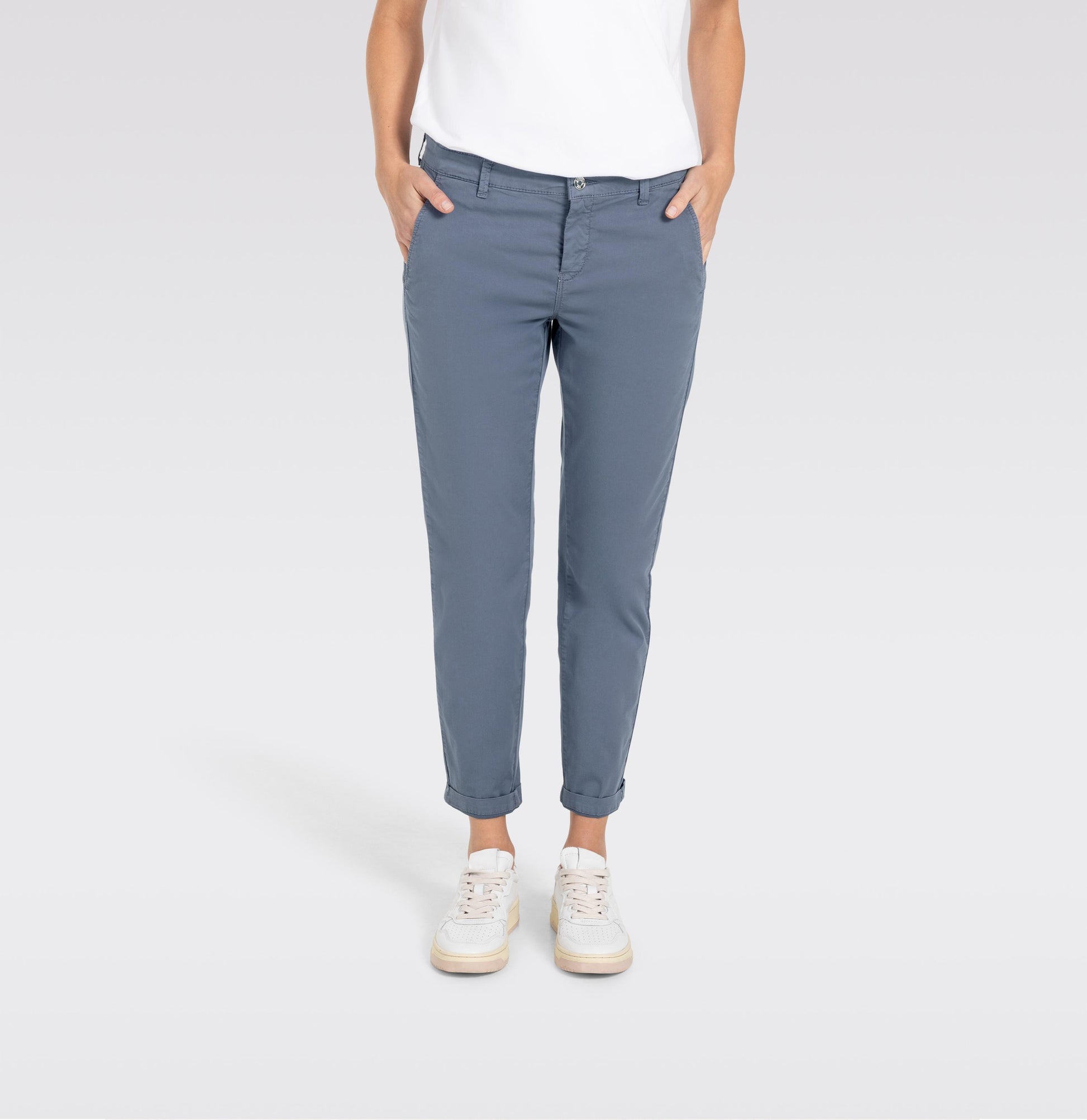 Elegante Mac Chino Turn Up Slim Grisaille Damenhose in stilvollem Grau. Slim Fit, mittlere Leibhöhe und schmal zulaufendes Bein für einen modernen Look.