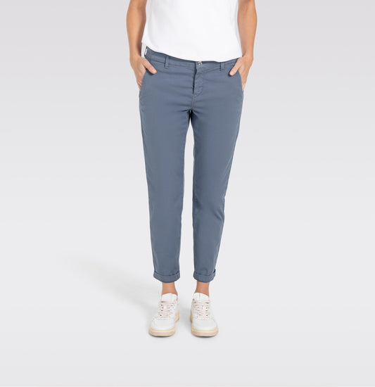 Elegante Mac Chino Turn Up Slim Grisaille Damenhose in stilvollem Grau. Slim Fit, mittlere Leibhöhe und schmal zulaufendes Bein für einen modernen Look.