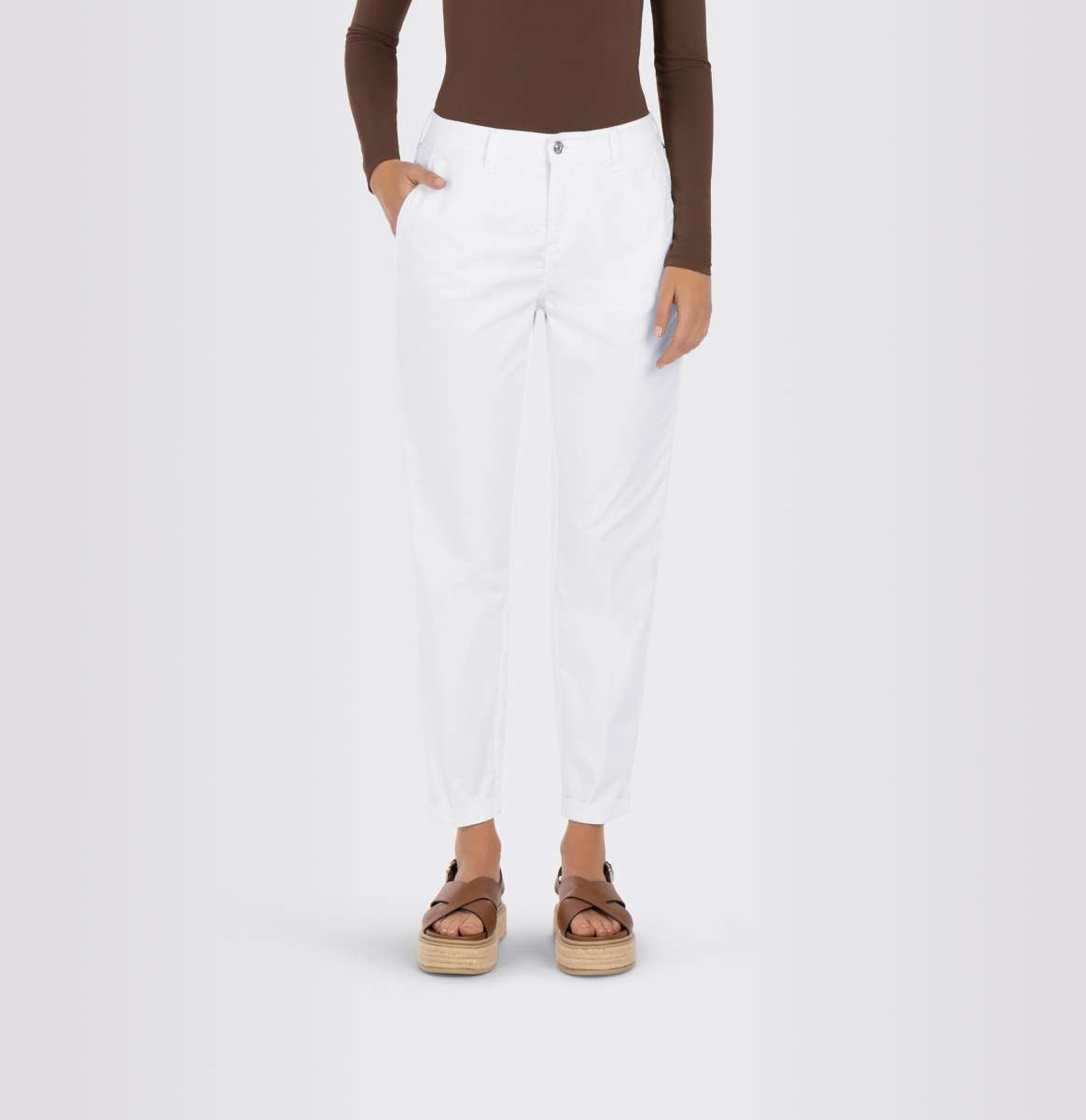Vorderansicht der Mac Chino Turn Up Slim White – elegante weiße Damenhose im Slim Fit mit umgeschlagenem Saum