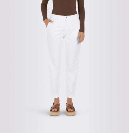 Vorderansicht der Mac Chino Turn Up Slim White – elegante weiße Damenhose im Slim Fit mit umgeschlagenem Saum