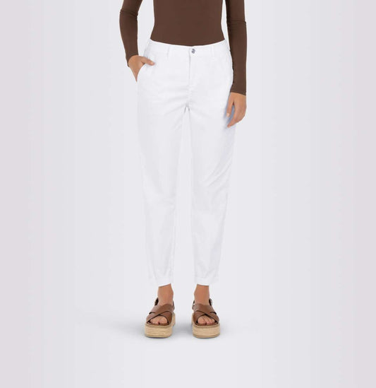 Vorderansicht der Mac Chino Turn Up Slim White – elegante weiße Damenhose im Slim Fit mit umgeschlagenem Saum