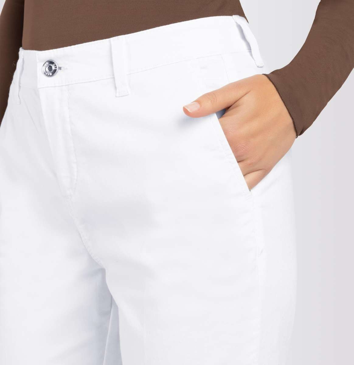 Detailaufnahme der vorderen Tasche der Mac Chino Turn Up Slim White – stilvolle weiße Damenhose