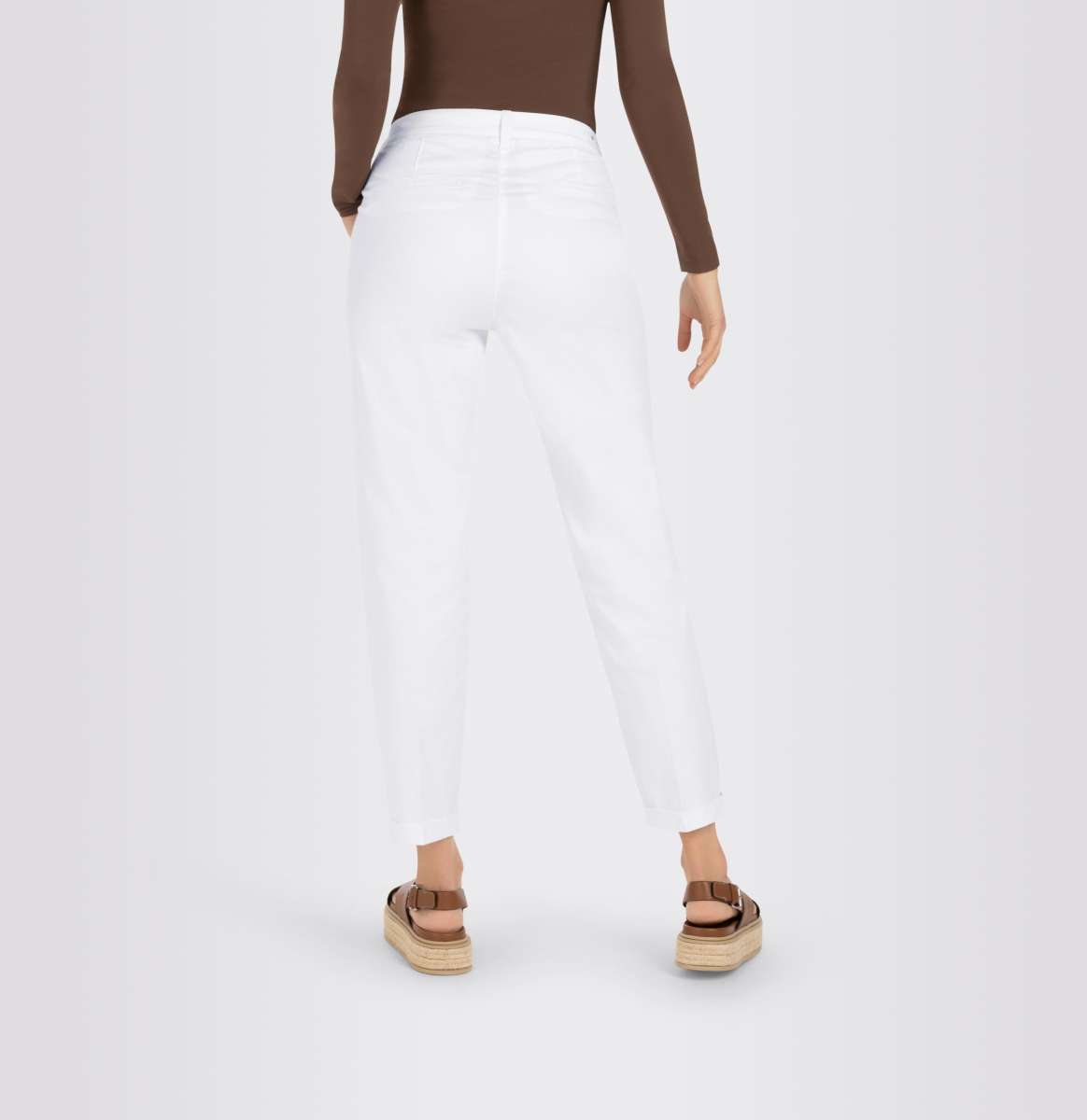 Rückansicht der weißen Mac Chino Turn Up Slim – moderne Damenhose mit figurbetontem Schnitt