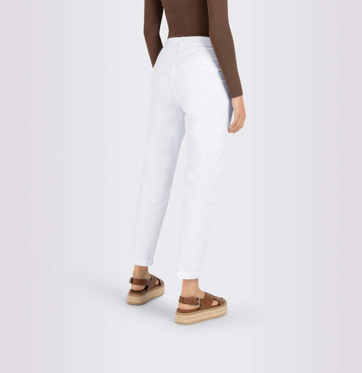 Seitliche Rückansicht der Mac Chino Turn Up Slim White – feminine weiße Chinohose mit perfektem Sitz