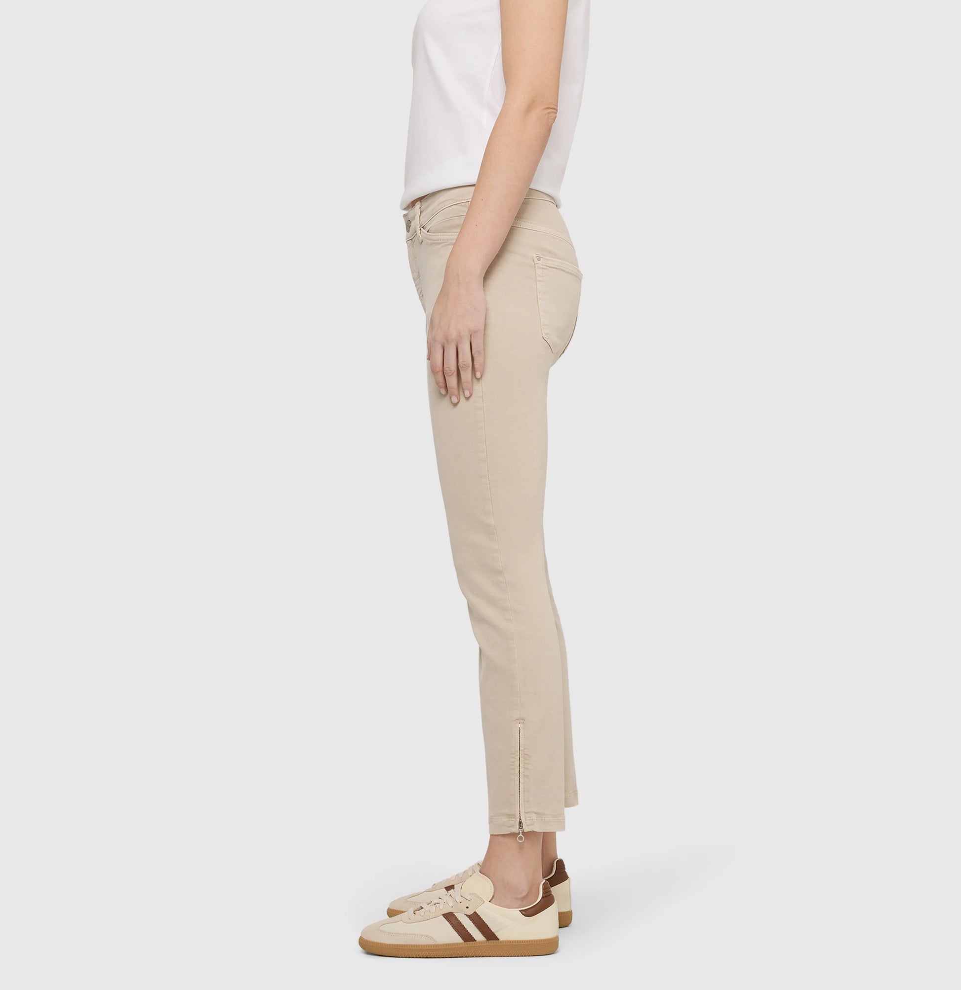 Mac Dream Chic - High Waist Slim - Smoothly Beige Damenjeans mit schmalem Bein und seitlicher Ansicht