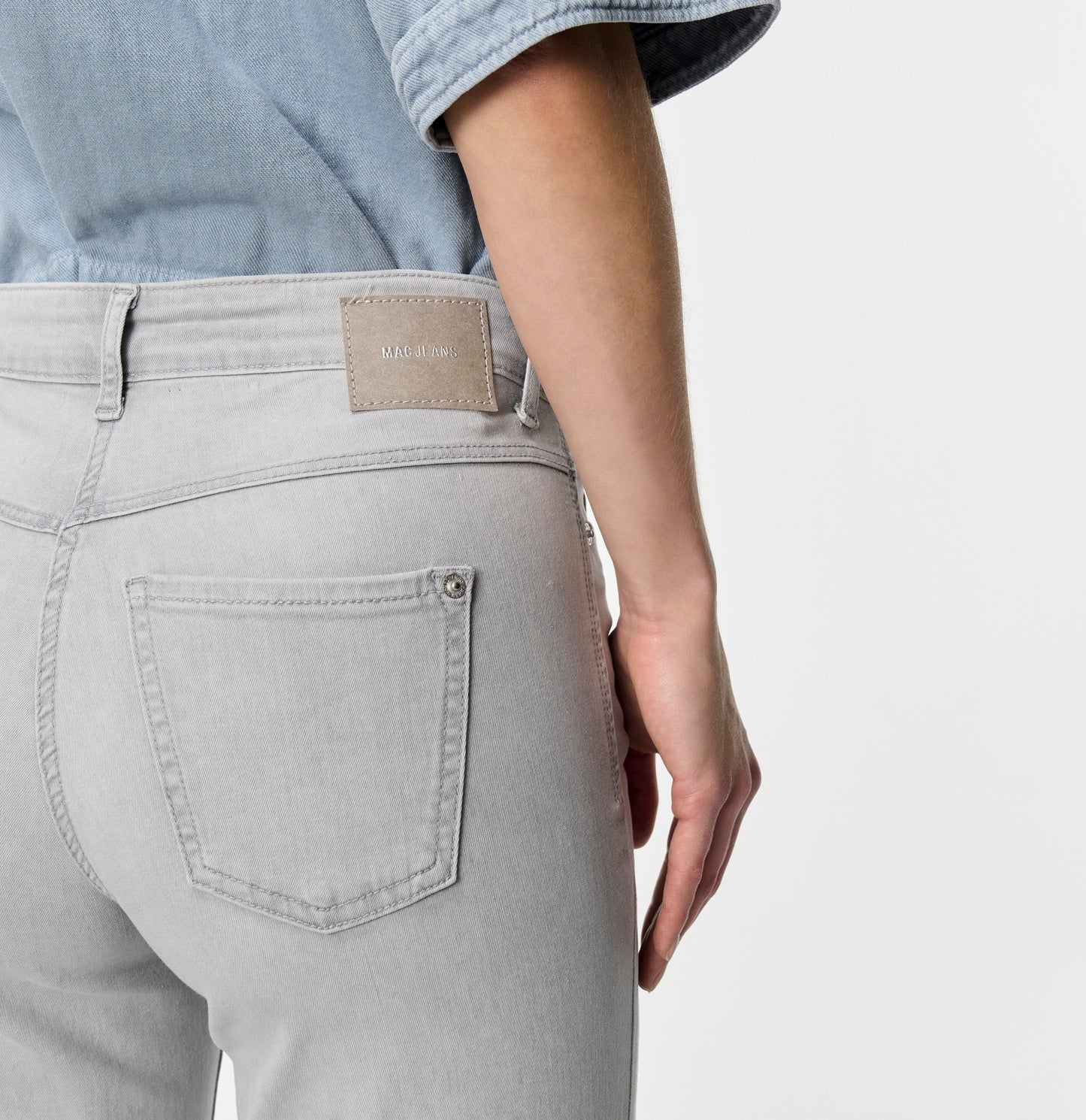 Mac Dream Wide - Mid Waist Wide Leg - Ash Grey Washed Damenjeans mit hellgrauer Waschung und Detailansicht der Gesäßtasche