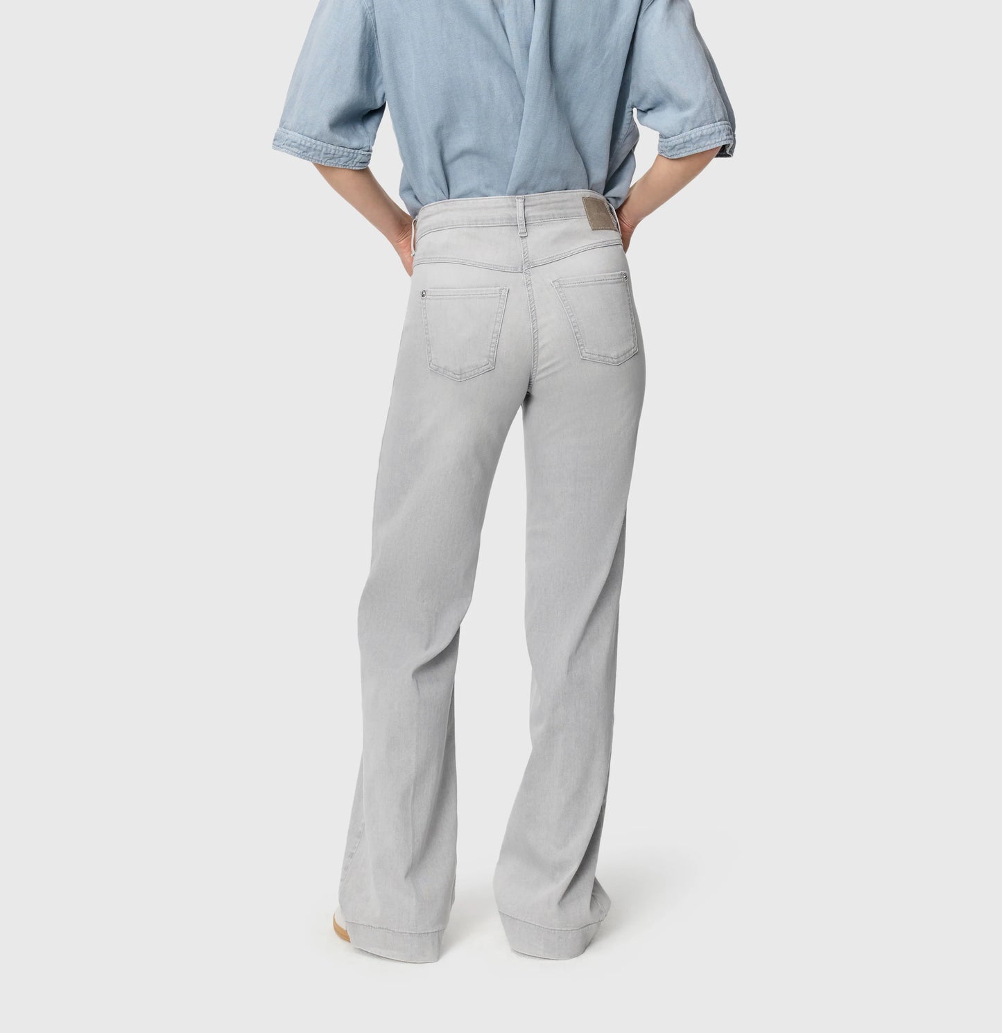 Mac Dream Wide - Mid Waist Wide Leg - Ash Grey Washed Damenjeans in hellgrauer Waschung mit weiter Passform und Rückansicht