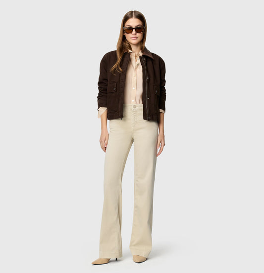 Mac Dream Wide - Mid Waist Wide Leg - Smoothly Beige im Styling-Look kombiniert mit Bluse und Jacke, weite Damenjeans mit modernem Wide-Leg-Schnitt.