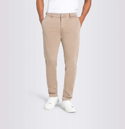 Die Mac Driver Pants Slim Dune in voller Länge, kombiniert mit weißen Sneakers für einen lässigen und stilvollen Look.