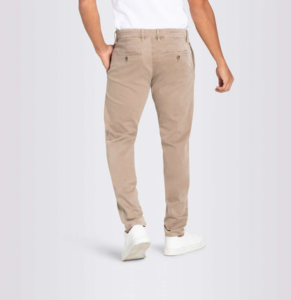Rückansicht der Mac Driver Pants Slim Dune, eine moderne Chino mit schmalem Schnitt und elastischem Bund für optimalen Tragekomfort.
