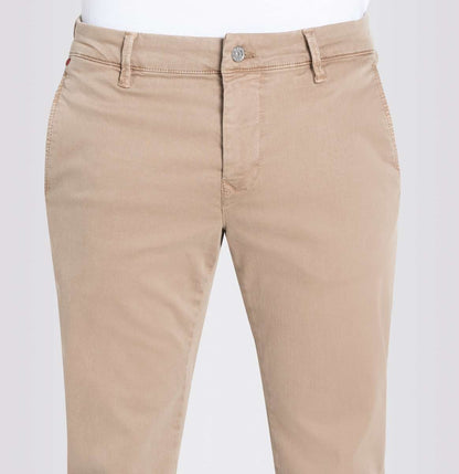 Nahaufnahme der Mac Driver Pants Slim Dune mit Fokus auf den Bund, Knopfverschluss und seitliche Eingrifftaschen.